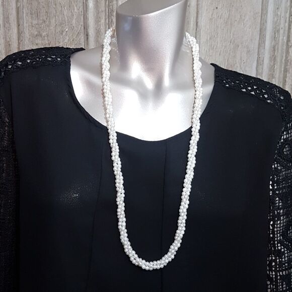 Beautiful 4-5mm pearl necklace 32" in length - Picture 1 of 2
